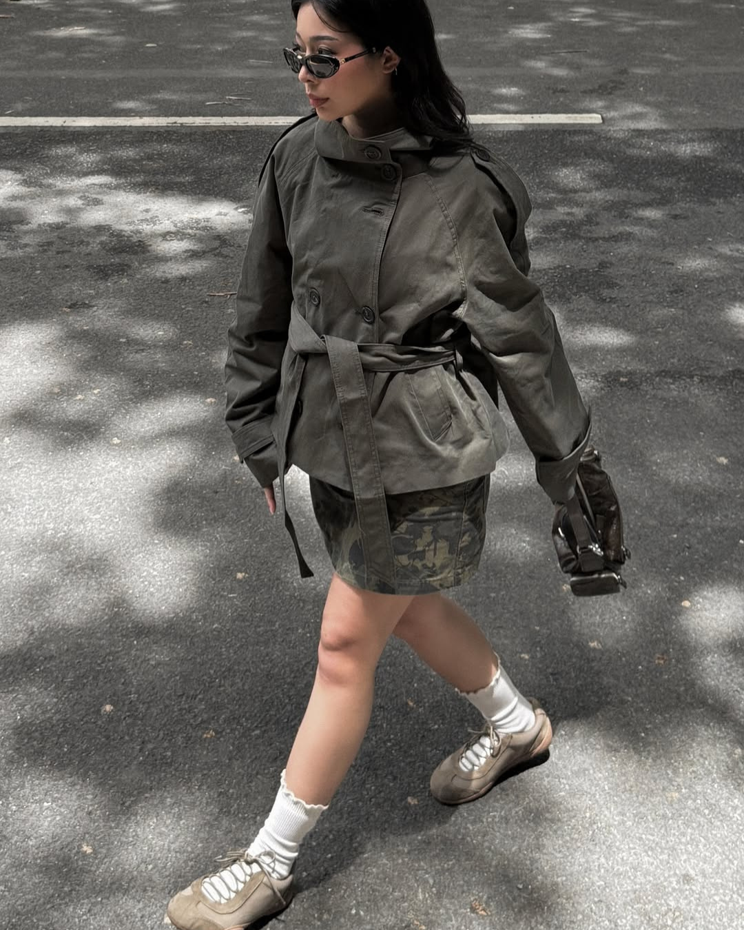 KLARV Kurzer Damen Trenchcoat mit Gürtel in Beige und Olivgrün
