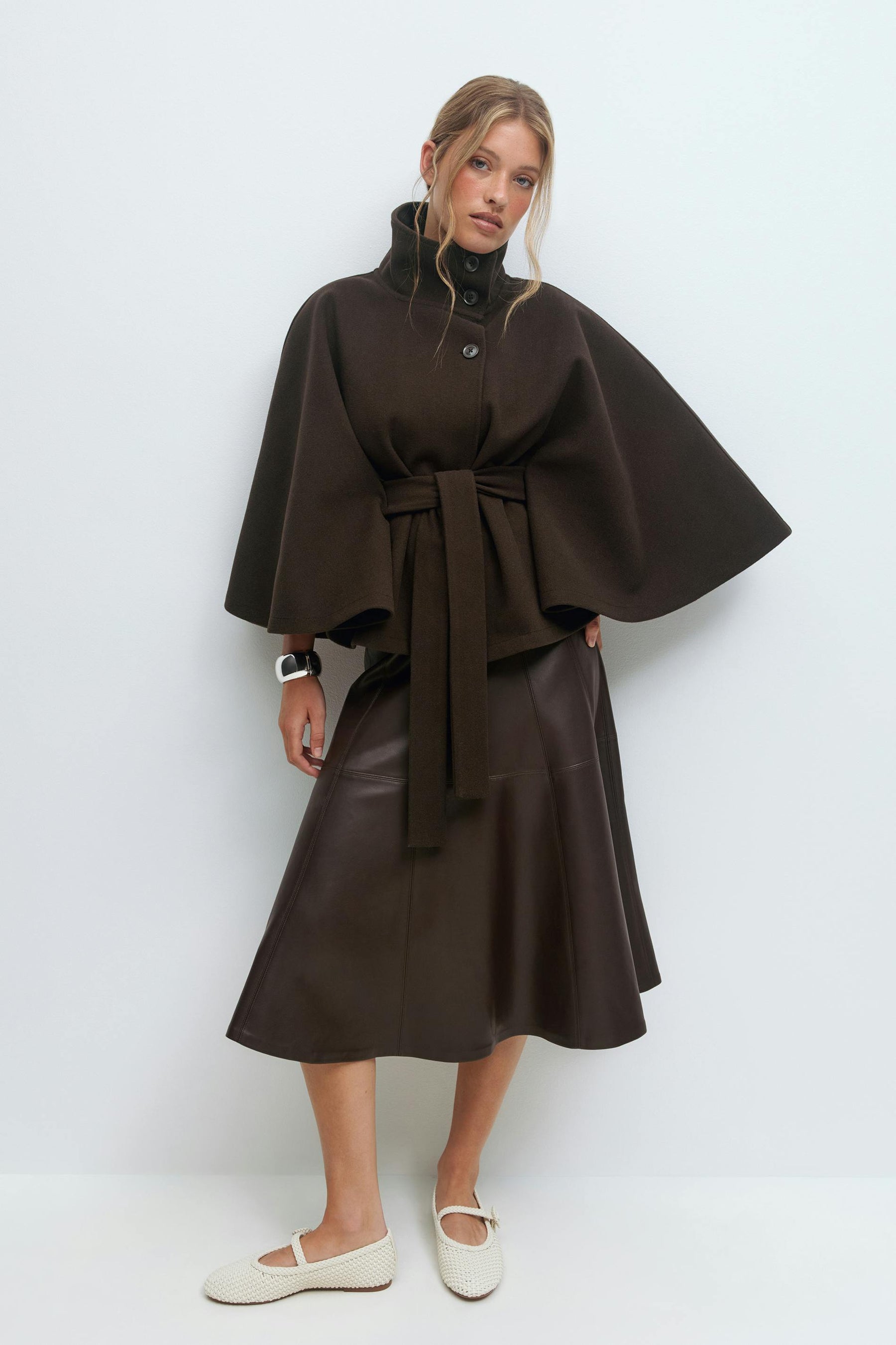 Eleganter brauner Cape-Mantel mit Bindegürtel und weiten Ärmeln