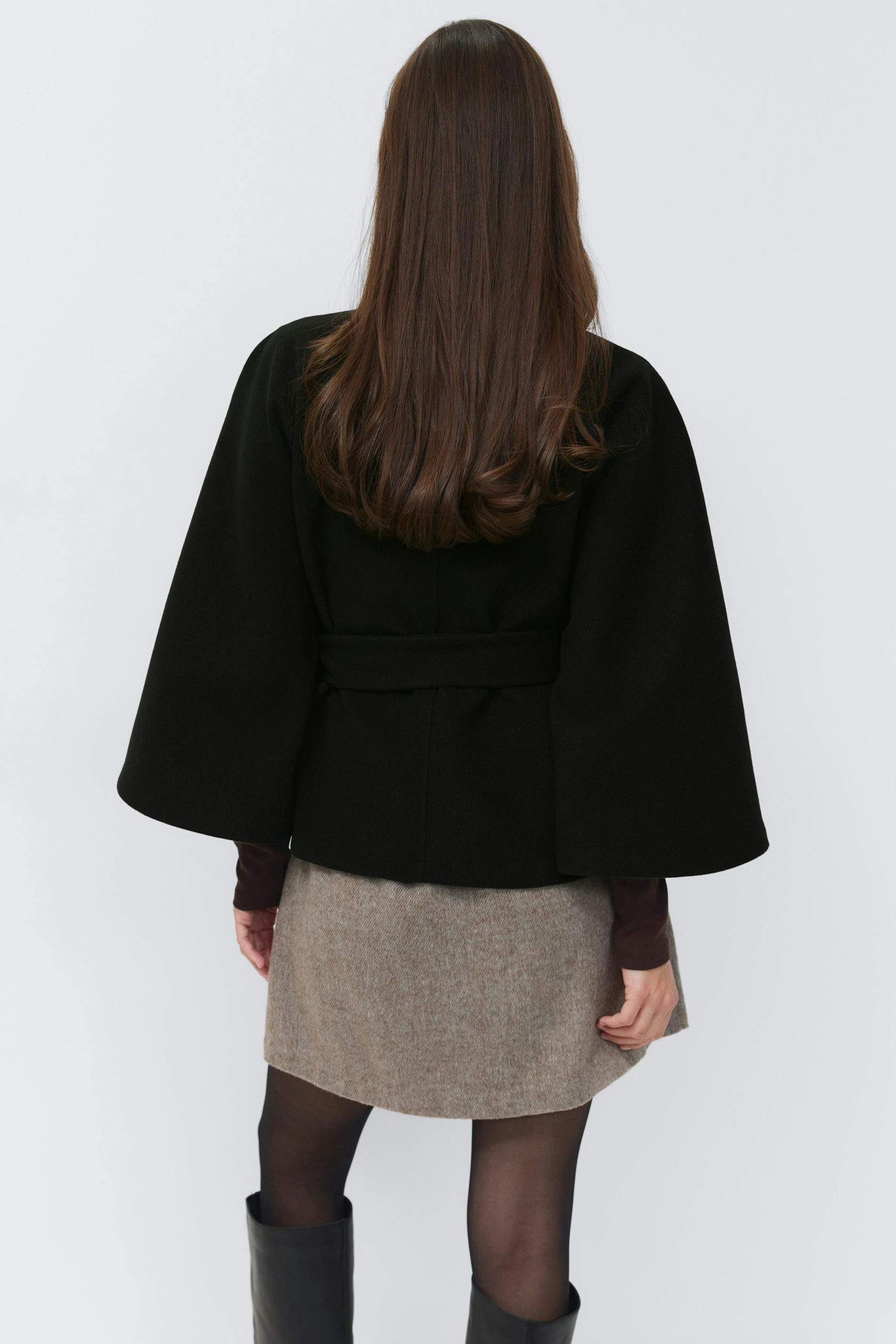 Gina Tricot Schwarze Cape-Jacke mit Gürtel und weiten Ärmeln