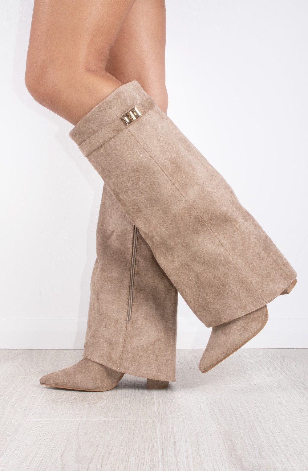 Elegante Kniehohe Veloursstiefel mit breitem Schaft, goldener Spange & Blockabsatz