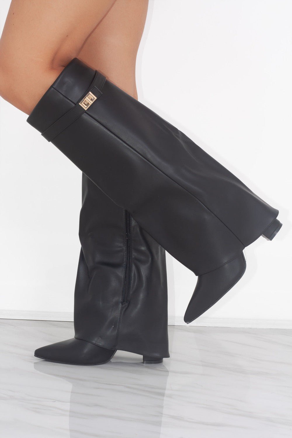 Elegante Kniehohe Veloursstiefel mit breitem Schaft, goldener Spange & Blockabsatz