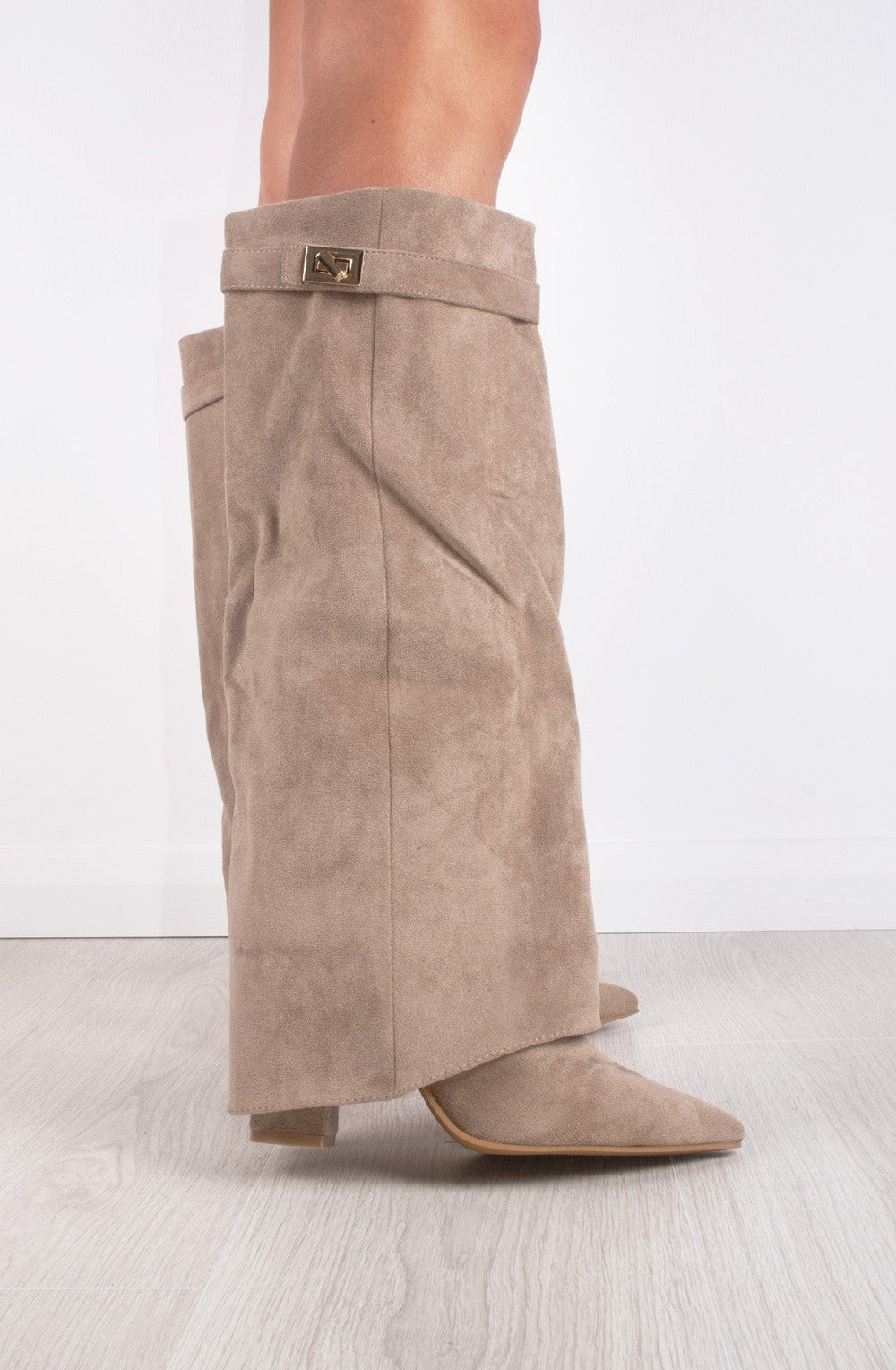 Elegante Kniehohe Veloursstiefel mit breitem Schaft, goldener Spange & Blockabsatz