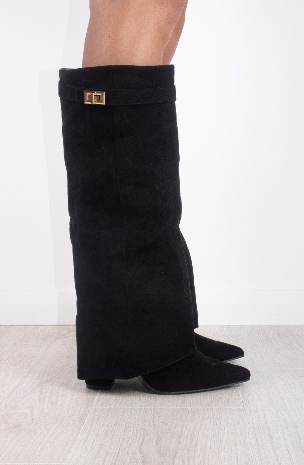 Elegante Kniehohe Veloursstiefel mit breitem Schaft, goldener Spange & Blockabsatz