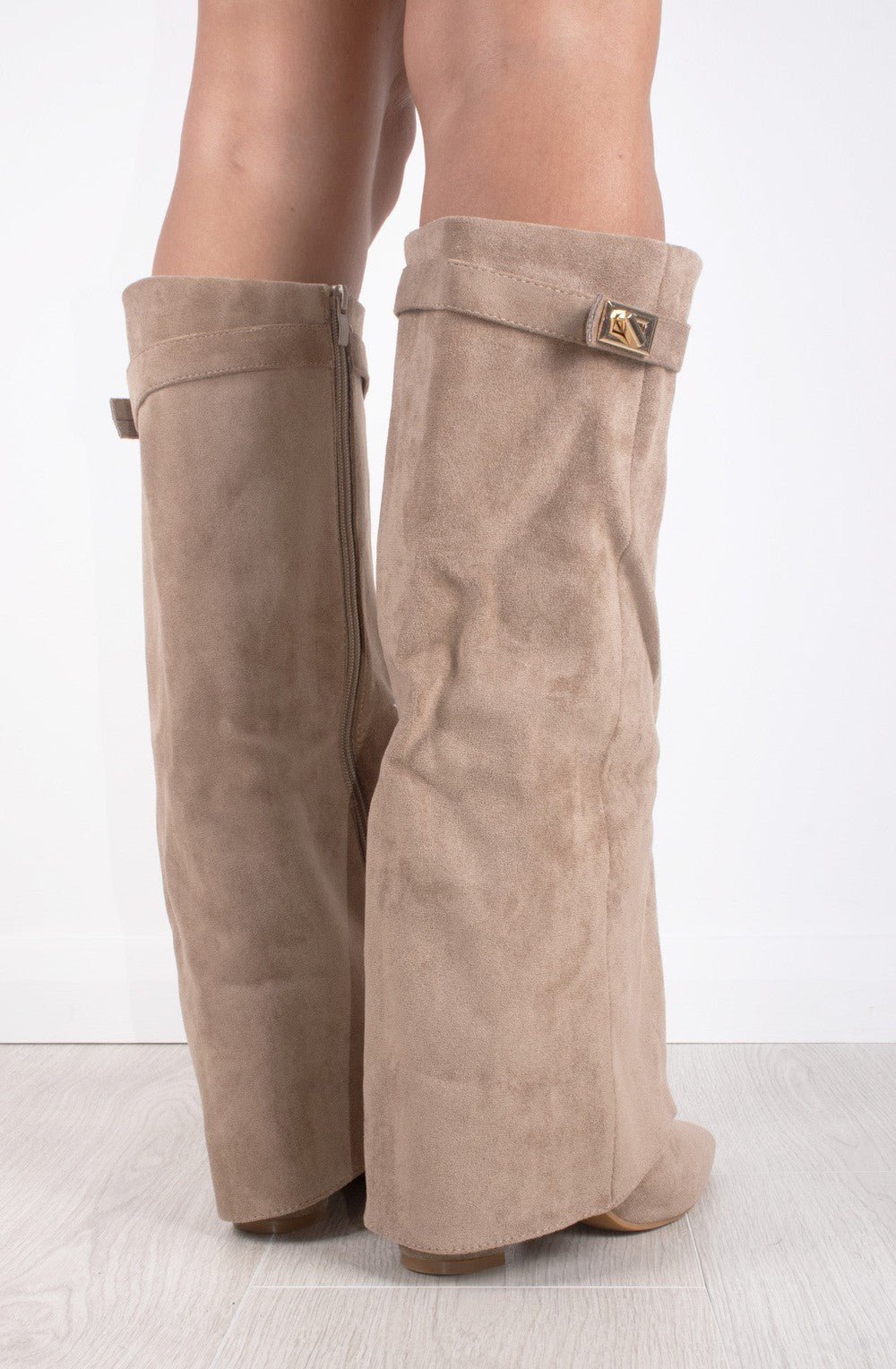 Elegante Kniehohe Veloursstiefel mit breitem Schaft, goldener Spange & Blockabsatz
