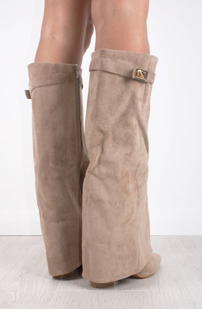 Elegante Kniehohe Veloursstiefel mit breitem Schaft, goldener Spange & Blockabsatz
